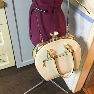 Vintage style purse this fun bag is a  faux patent leather one side embossed